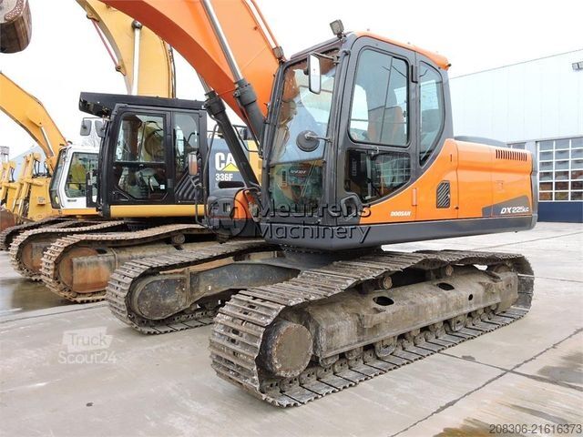 Chain excavator DOOSAN DX225