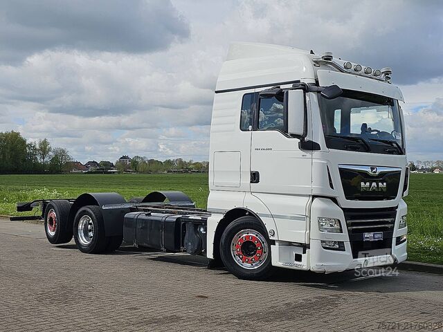 Châssis avec cabine M.A.N. 26.500 TGX 6x2*4