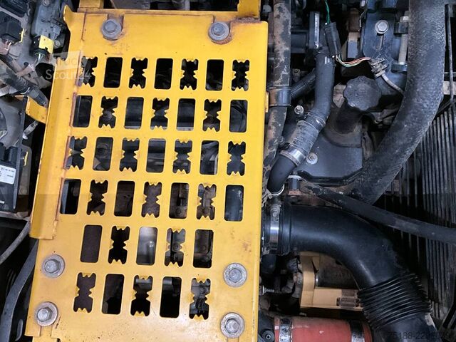 Goseniški bager Komatsu PC 210 LCi-11