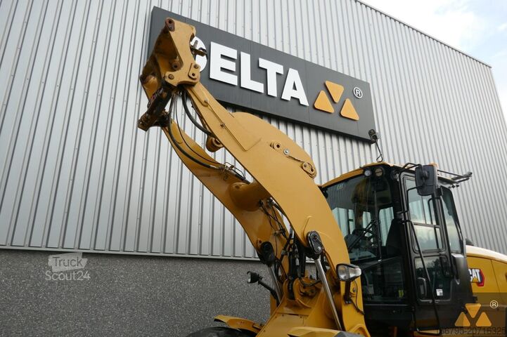 Riteņu iekrāvēji Caterpillar 926M