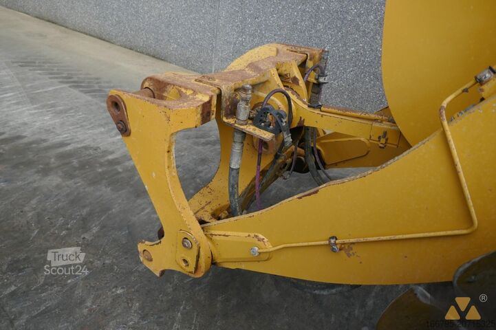 Riteņu iekrāvēji Caterpillar 926M