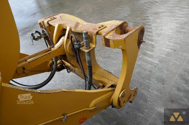 Riteņu iekrāvēji Caterpillar 926M