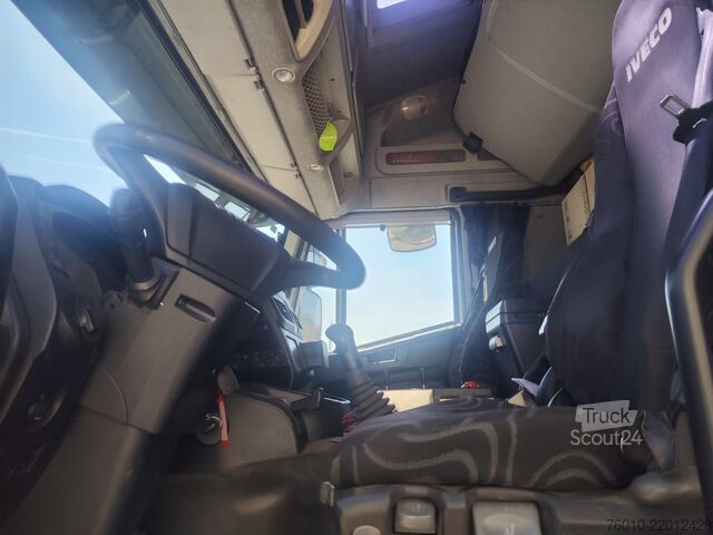Kampós konténerszállító teherautó Iveco TRAKKER 500