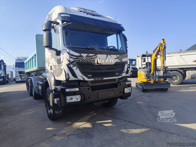 Kampós konténerszállító teherautó Iveco TRAKKER 500