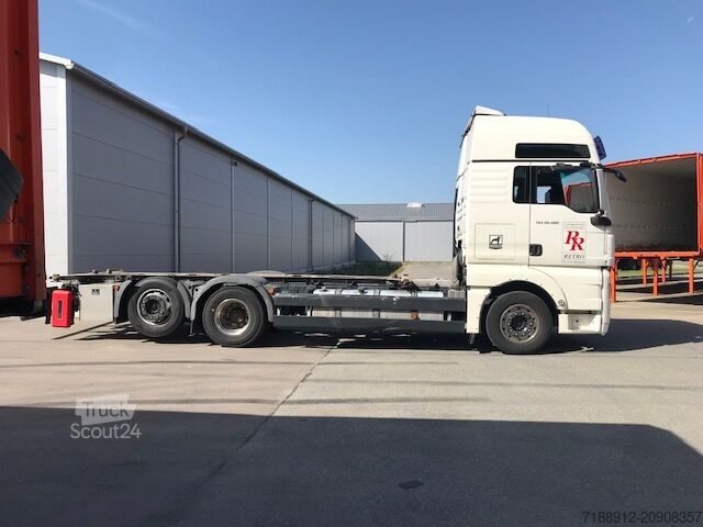 Caminhão com chassi intercambiável e braço de elevação oscilante MAN TGX 26.480 6x2-2 LL