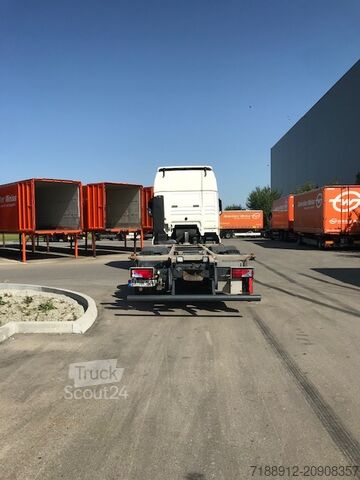 Caminhão com chassi intercambiável e braço de elevação oscilante MAN TGX 26.480 6x2-2 LL