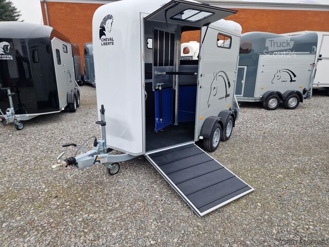 Araba römorku Cheval Liberté Touring Country SK Frontausstieg 2025