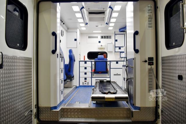 Camion de pompiers MERCEDES-BENZ MC 519 CDI RTW Rettungswagen