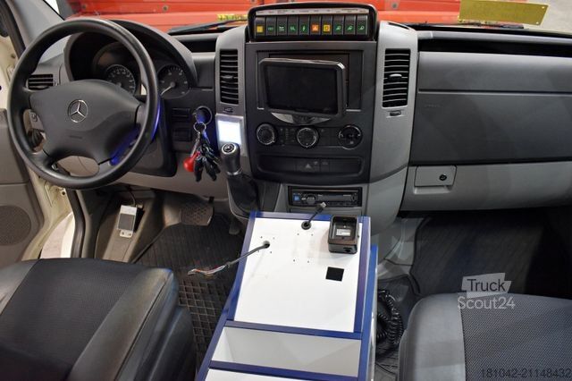 Camion de pompiers MERCEDES-BENZ MC 519 CDI RTW Rettungswagen