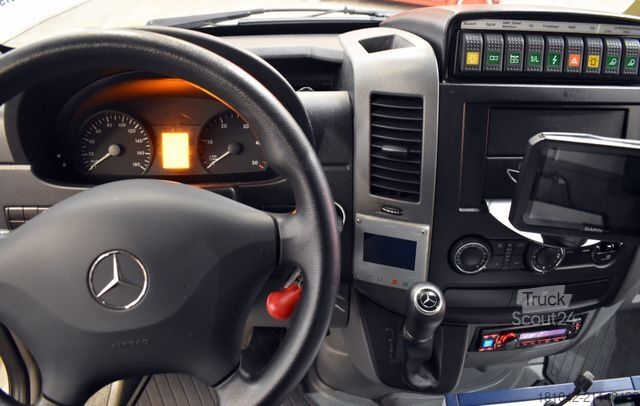 Camion de pompiers MERCEDES-BENZ MC 519 CDI RTW Rettungswagen