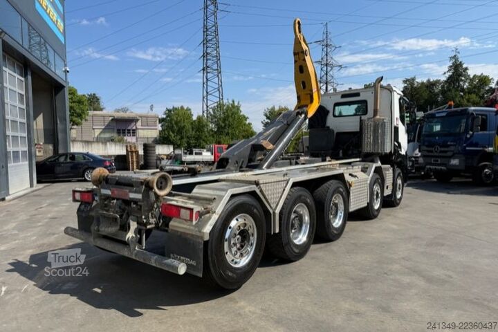 Kanca kasalı yük kamyonu (roll-off) RENAULT C520 10x4 Moser
