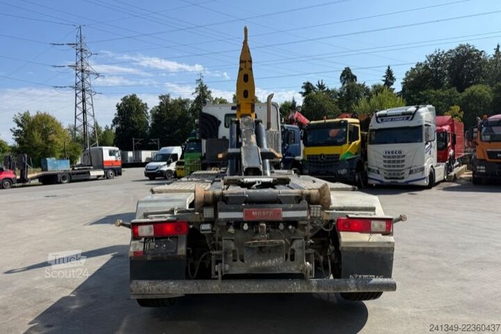 Kanca kasalı yük kamyonu (roll-off) RENAULT C520 10x4 Moser