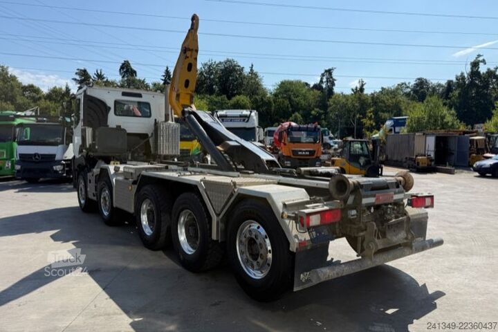Kanca kasalı yük kamyonu (roll-off) RENAULT C520 10x4 Moser