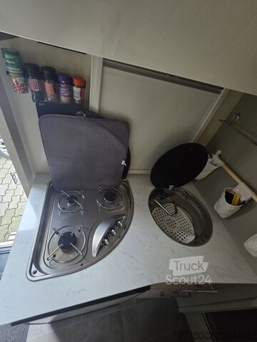 Polintegriran avtodom Ahorn 690 Plus