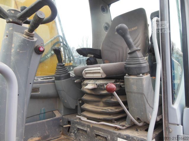 Escavatore gommato NEW HOLLAND WE 150