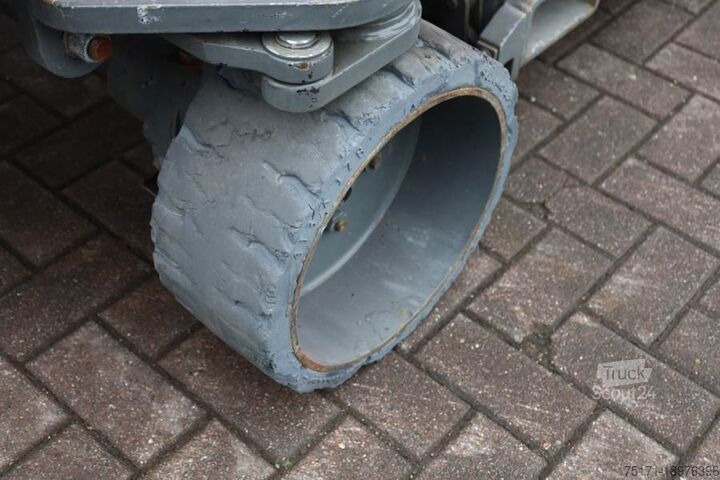 Ножичний підйомник Holland Lift Ecostar HL-11812 Electric, 14m Working Height, 300