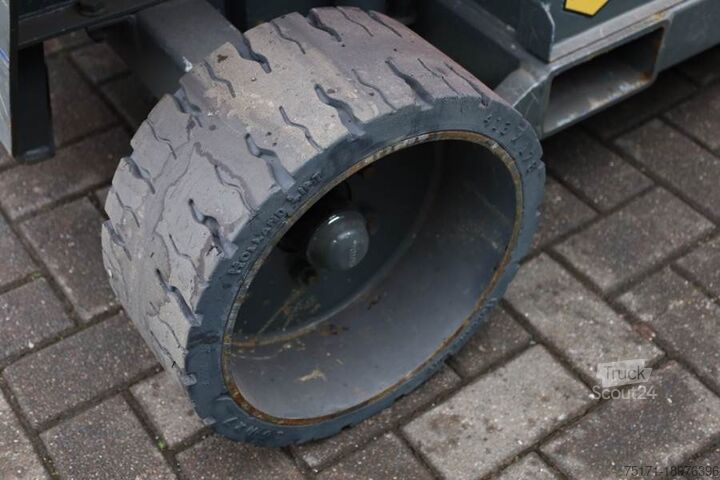 Ножичний підйомник Holland Lift Ecostar HL-11812 Electric, 14m Working Height, 300