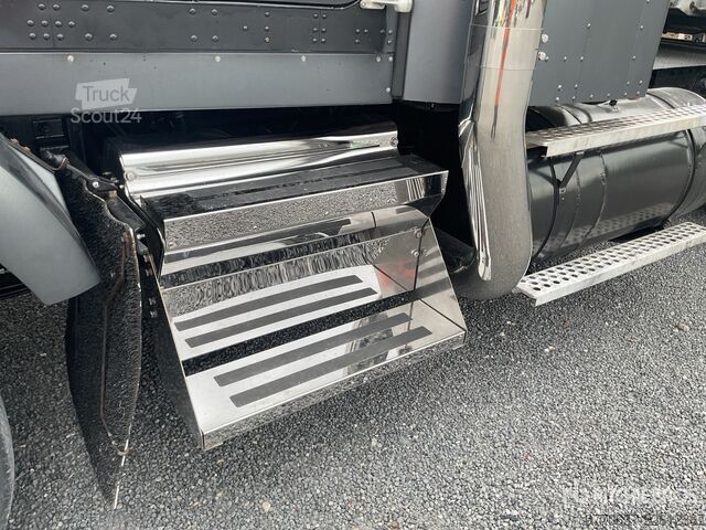 Standardowy ciągnik siodłowy Kenworth T800