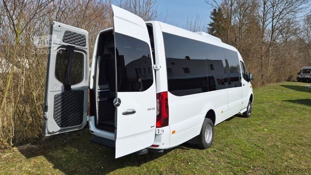 Kleinbus MERCEDES-BENZ 519  Allrad 4 x 4 Lagerfahrzeug Stock 20 Sitzer