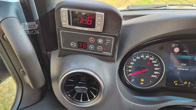 Kleinbus MERCEDES-BENZ 519  Allrad 4 x 4 Lagerfahrzeug Stock 20 Sitzer