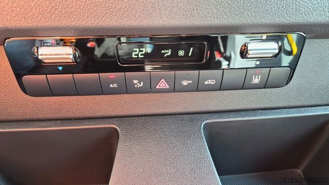 Kleinbus MERCEDES-BENZ 519  Allrad 4 x 4 Lagerfahrzeug Stock 20 Sitzer