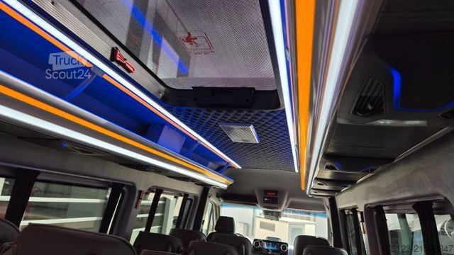 Kleinbus MERCEDES-BENZ 519  Allrad 4 x 4 Lagerfahrzeug Stock 20 Sitzer