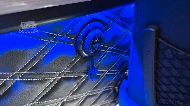 Kleinbus MERCEDES-BENZ 519  Allrad 4 x 4 Lagerfahrzeug Stock 20 Sitzer