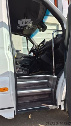 Kleinbus MERCEDES-BENZ 519  Allrad 4 x 4 Lagerfahrzeug Stock 20 Sitzer