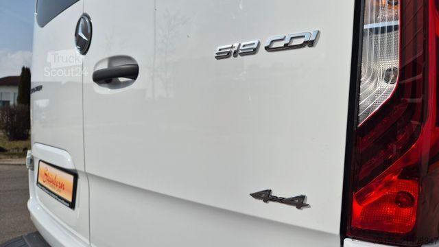 Kleinbus MERCEDES-BENZ 519  Allrad 4 x 4 Lagerfahrzeug Stock 20 Sitzer