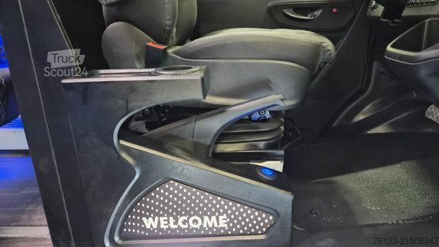 Kleinbus MERCEDES-BENZ 519  Allrad 4 x 4 Lagerfahrzeug Stock 20 Sitzer