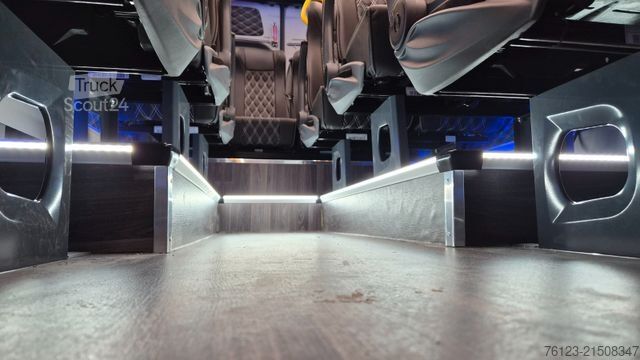 Kleinbus MERCEDES-BENZ 519  Allrad 4 x 4 Lagerfahrzeug Stock 20 Sitzer