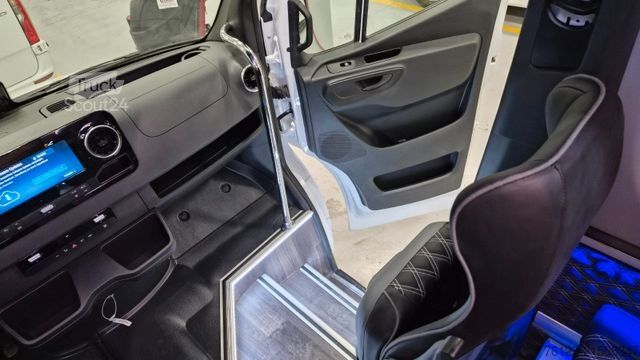 Kleinbus MERCEDES-BENZ 519  Allrad 4 x 4 Lagerfahrzeug Stock 20 Sitzer