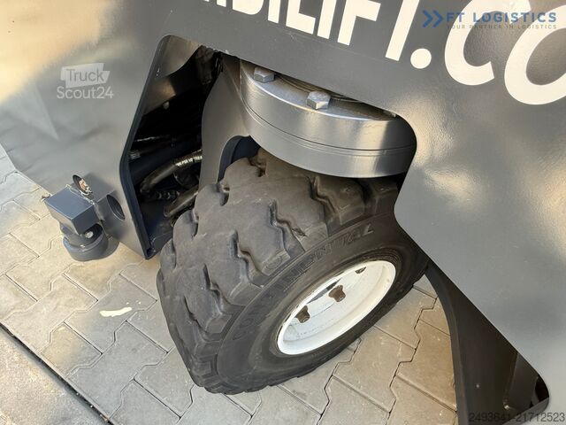 Carretilla retráctil de 4 vías Combilift C5000E / TRIPLEX 8300MM WIDE POSITIONER