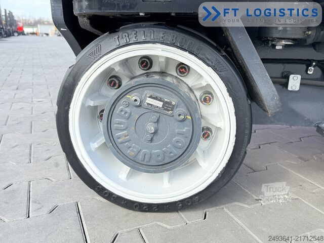 Carretilla retráctil de 4 vías Combilift C3000ET TRIPLEX 5940 WIDE FORK POSITIONE