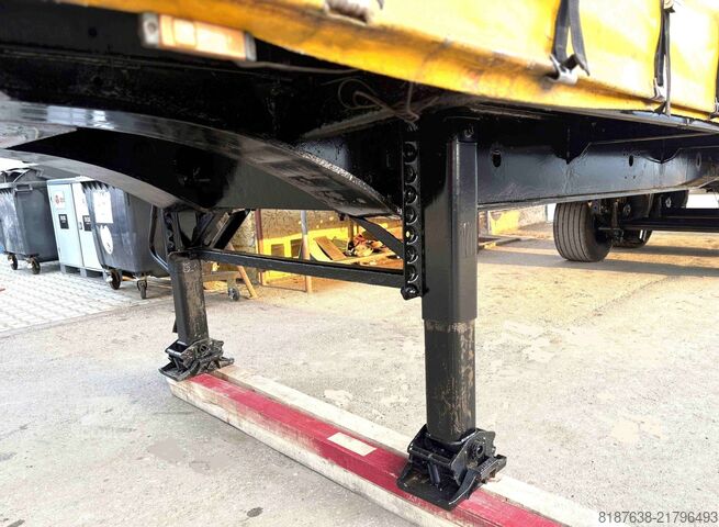 Mega návěs s plošinou a plachtou Krone 