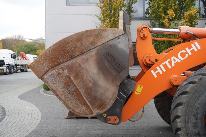 Belden kırmalı yükleyici Hitachi ZW220 articulated loader / 2 buckets