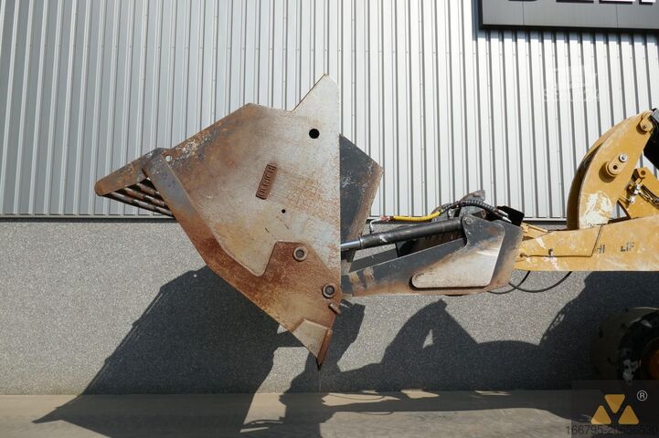 колёсный погрузчик Caterpillar 938M