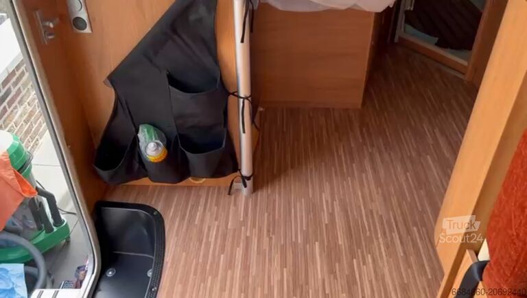 потпуно интегрисани аутокампер Bürstner I684 Aviano