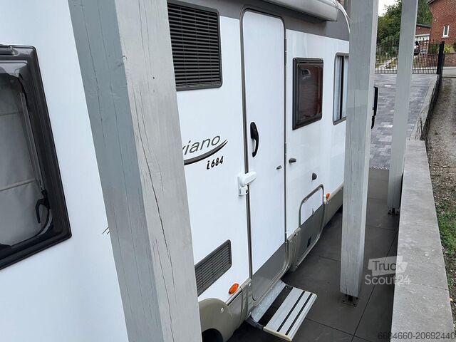 потпуно интегрисани аутокампер Bürstner I684 Aviano