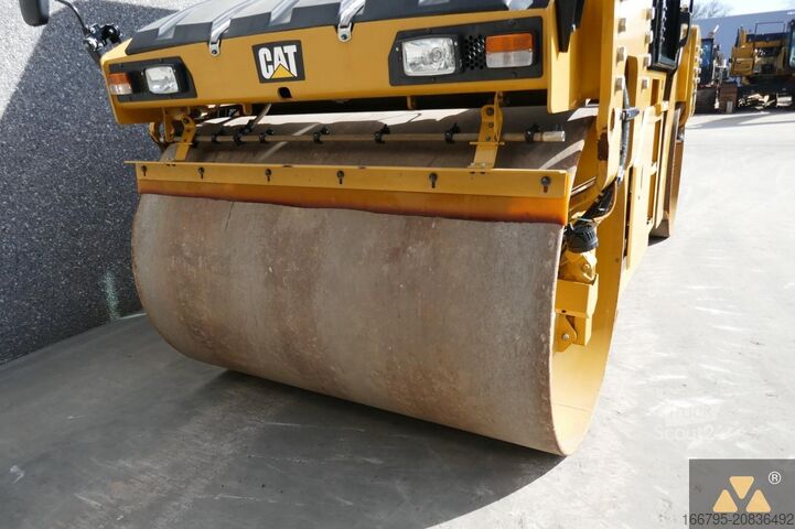 Tandemový válec Caterpillar CB10