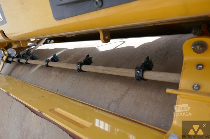 Tandemový válec Caterpillar CB10