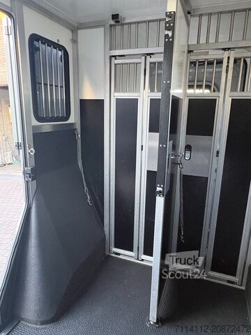 Renault KRISMAR samochód do przewozu 2 koni  