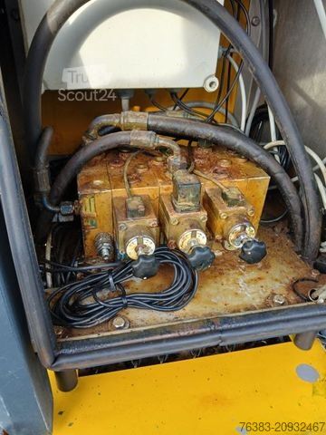 Ponyvával szerelt furgon SCHMIDT Nido Stratos Anhänger-Salzstreuer 0,8 cbm + FS