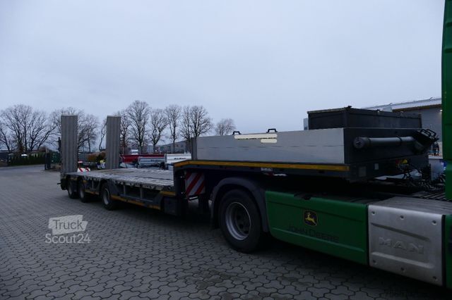 Polpriklopnik z nizko nakladalno ploščadjo GOLDHOFER 3-achs Satteltieflader mit zwei Radmulden