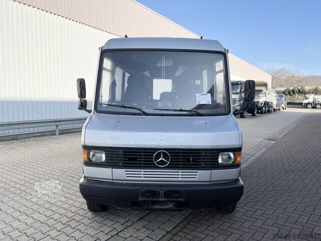 Autobus Mercedes-Benz 711 D-KA 4x2 711 D-KA 4x2, Standklima, 11-Sitze, 2 x on stock