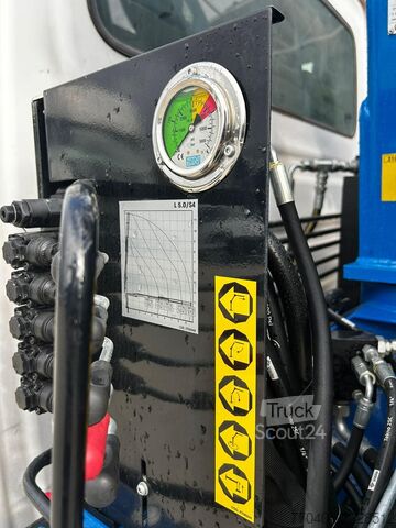 Furgone con cassone ribaltabile e gru Iveco 60C18