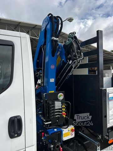 Furgone con cassone ribaltabile e gru Iveco 60C18