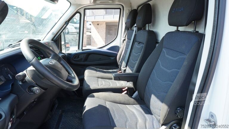 Ťahač IVECO 35C21 SZM Doppelbereifung Klima City Sattel