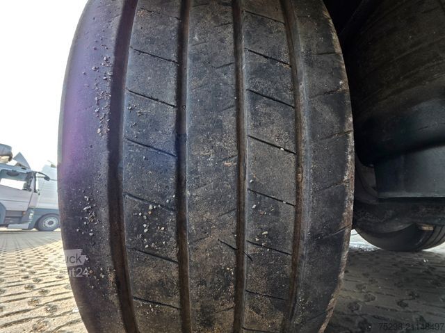 Puspriekabė su judančiomis grindimis STAS S3000ZX