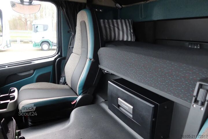 Koffer Volvo FM 330 Bakwagen + Laadklep DHollandia 2000 kg